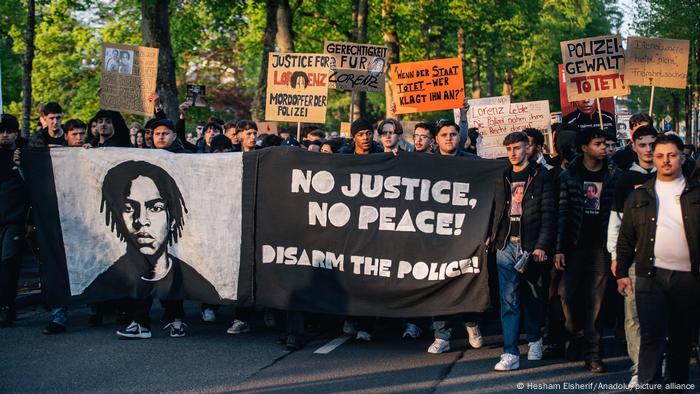 alemaes-vao-as-ruas-contra-morte-de-negro-pela-policia