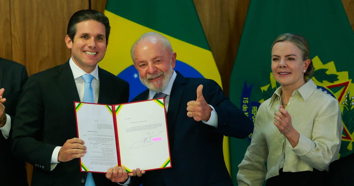 trabalho-aos-domingos-e-feriados-sera-novo-teste-de-fidelidade-de-hugo-motta-ao-governo
