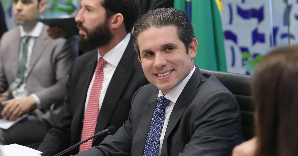 hugo-motta-participa-de-eventos-em-minas-ao-lado-de-zema-e-aecio-neves-em-dia-de-tiradentes