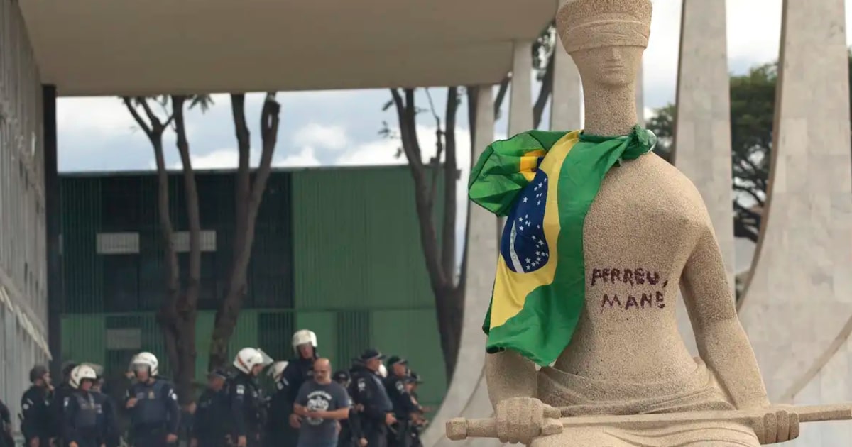 dino-diz-que-estatua-do-stf-‘so-nao-saiu-correndo-porque-nao-pode’
