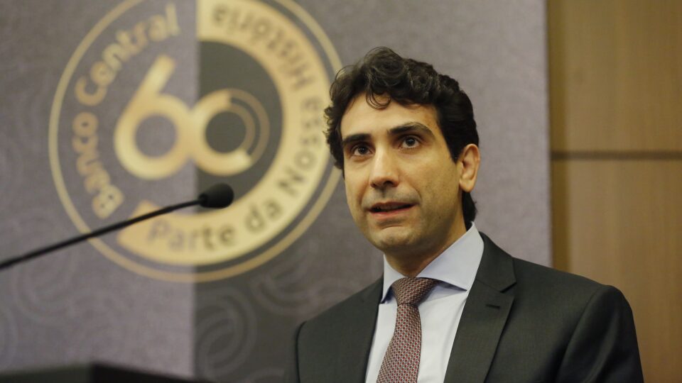 entre-gastanca-interna-e-tarifacos,-copom-escolhe-a-prudencia