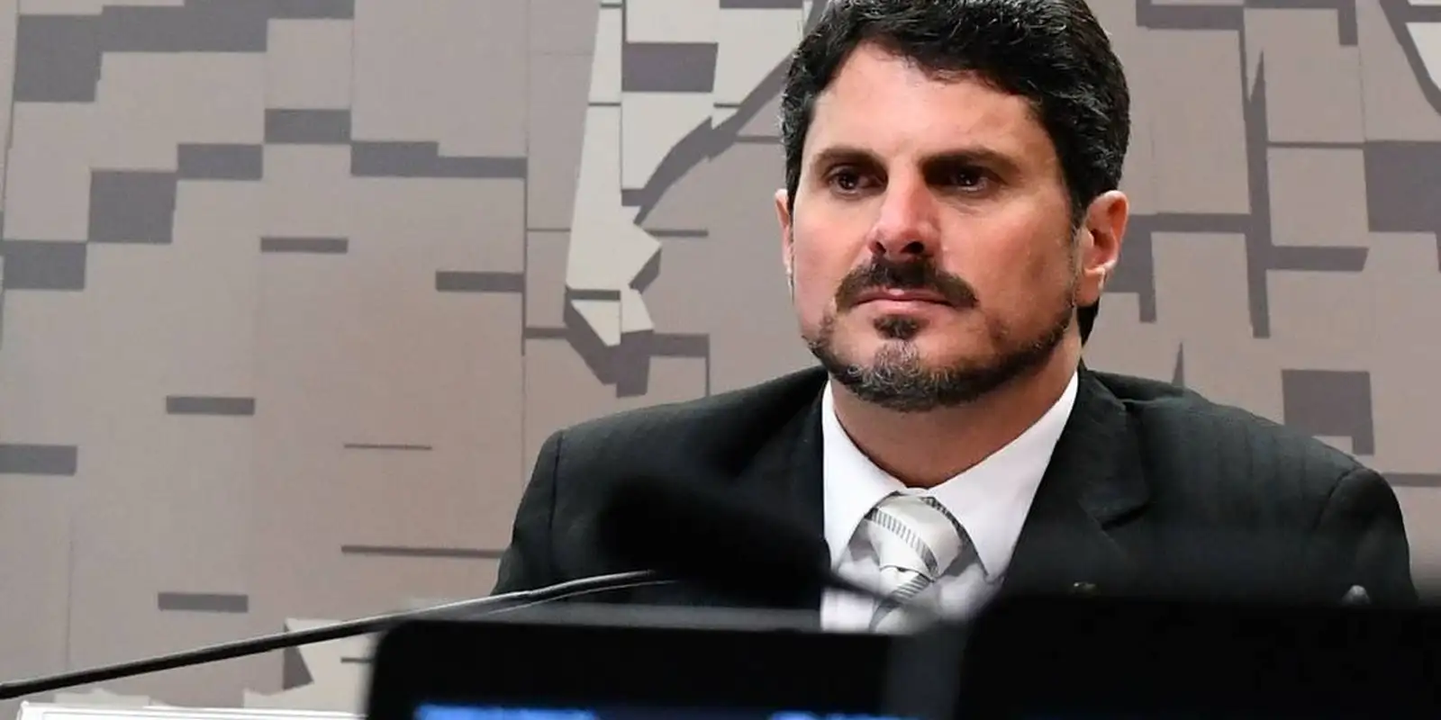 senador-marcos-do-val-e-levado-para-colocar-tornozeleira-eletronica
