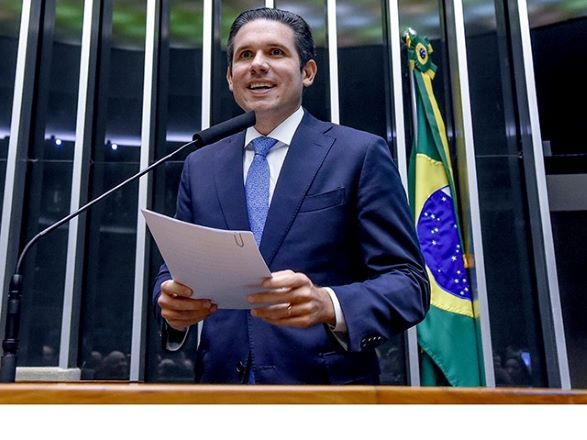 motta-diz-que-eduardo-bolsonaro-nao-podera-exercer-mandato-fora-do-pais:-“nao-ha-previsibilidade”