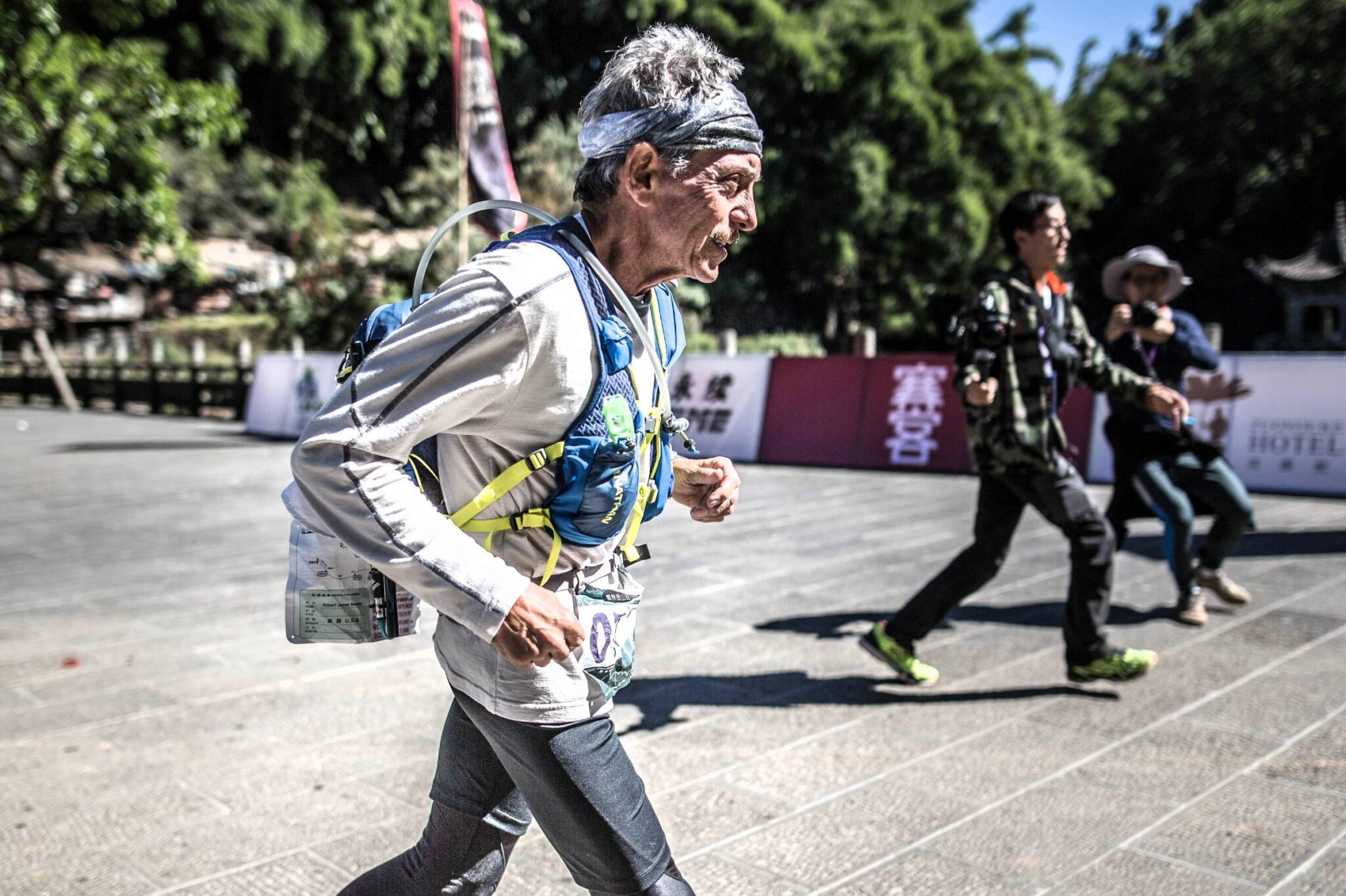 ultramaratonista-de-80-anos-quebra-recordes-e-inspira-corredores