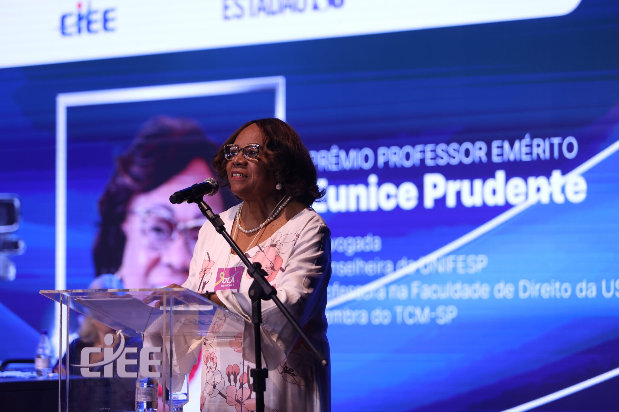 ‘para-nos,-negros,-a-discriminacao-nos-tira-tudo’,-diz-vencedora-de-premio-professor-emerito