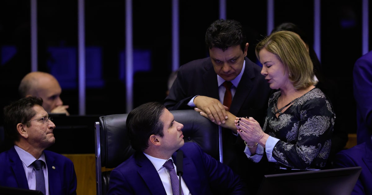 gleisi-diz-que-hugo-motta-prometeu-nova-versao-do-projeto-antifaccao-nesta-terca-feira