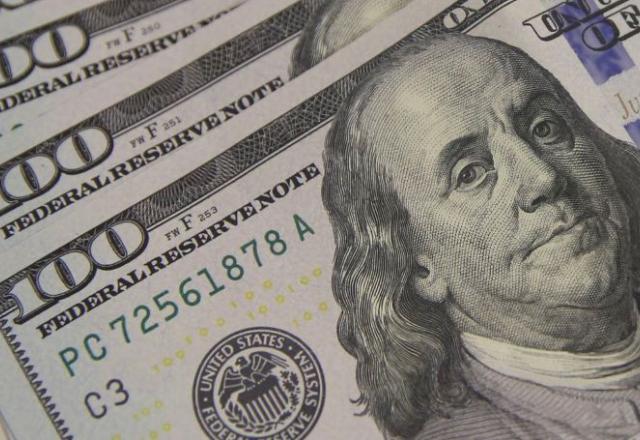dolar-cai-apos-trump-ameacar-europa-por-disputa-pela-groenlandia
