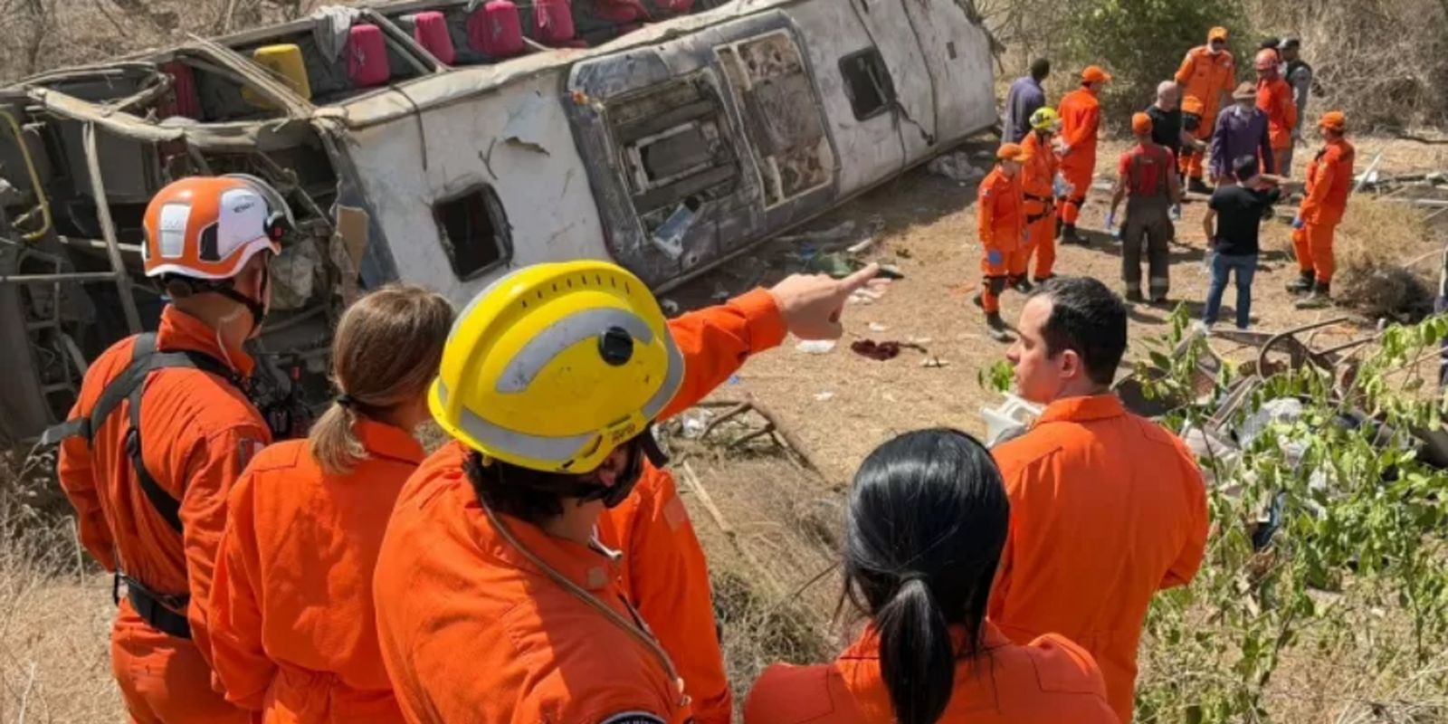 capotamento-de-onibus-que-levava-romeiros-deixa-15-mortos-em-alagoas