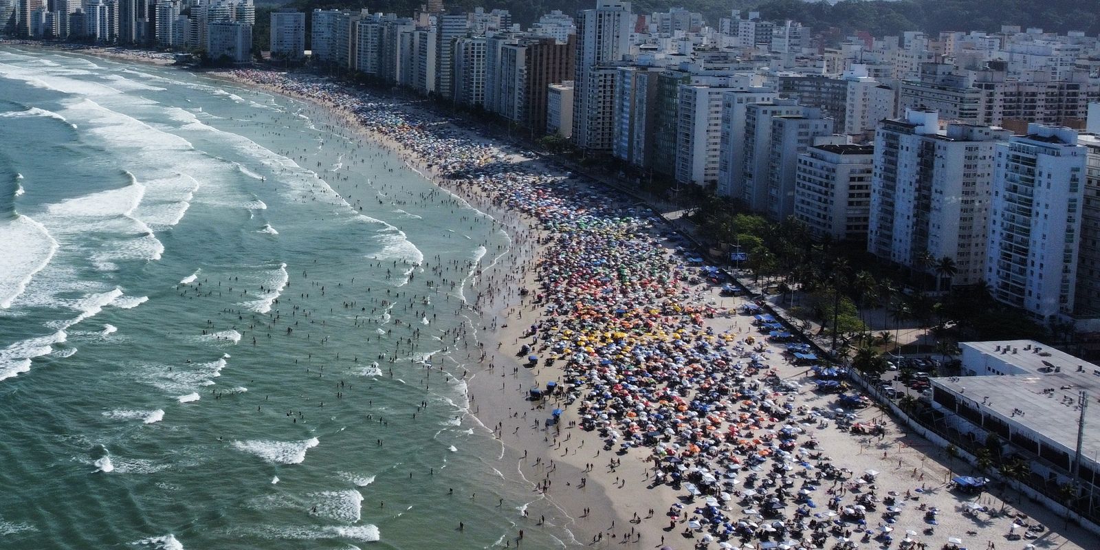 sp:-defesa-civil-emite-alerta-extremo-de-temporal-no-guaruja