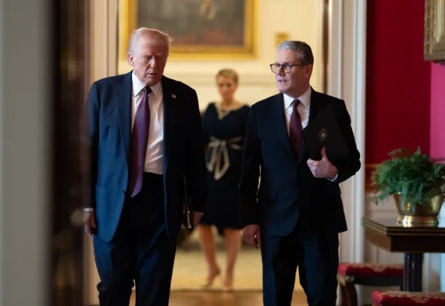 trump-conversa-com-premie-do-reino-unido-sobre-reabertura-do-estreito-de-ormuz:-“essencial”