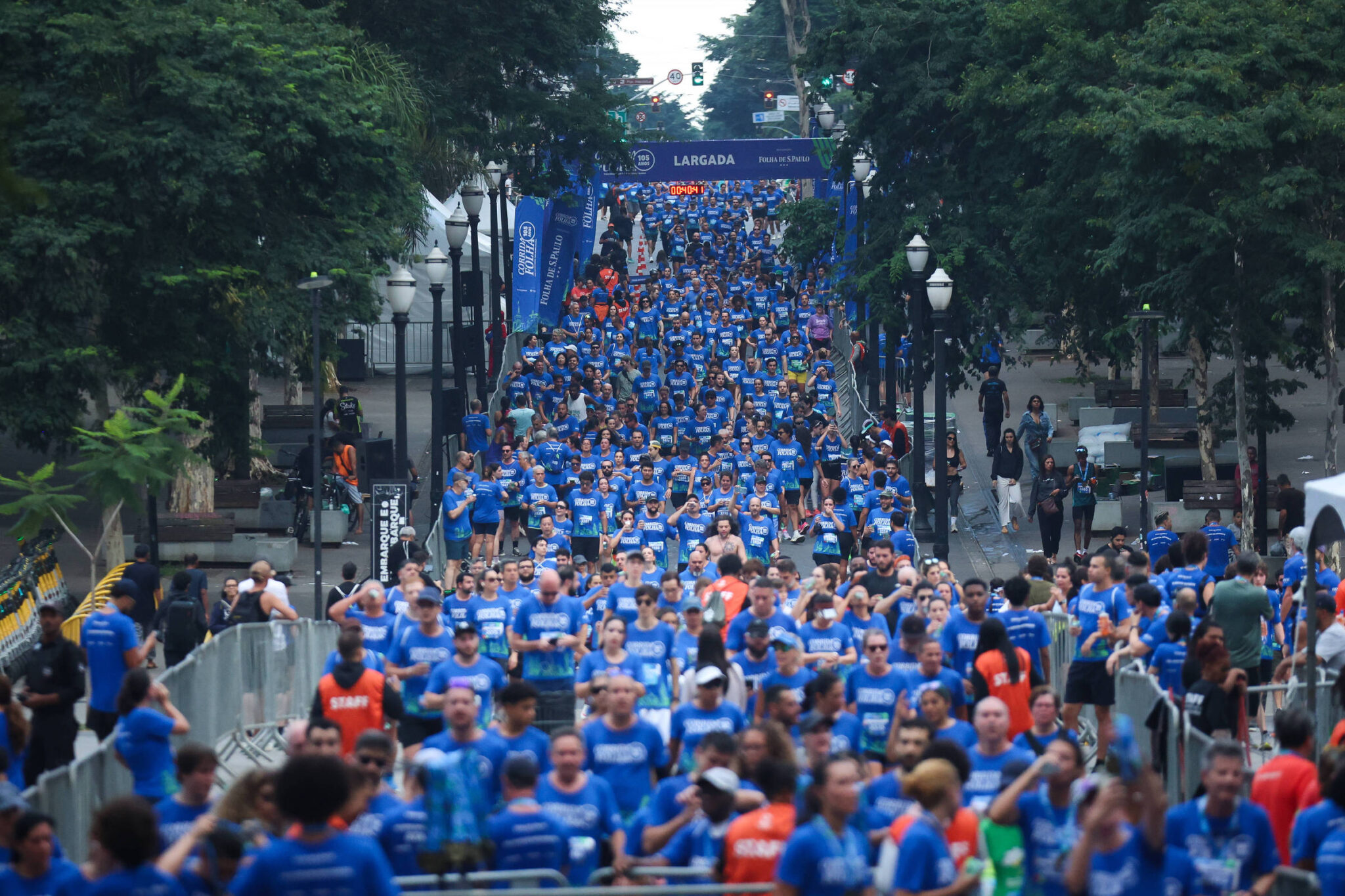 corredores-ocupam-ruas-do-centro-de-sp-para-comemorar-105-anos-da-folha