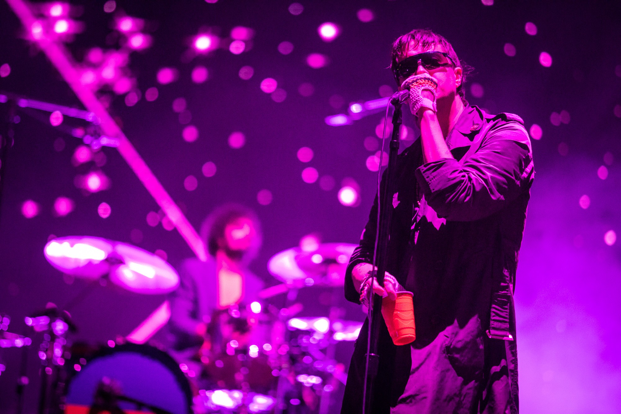 strokes-faz-protesto-no-coachella-contra-eua-e-israel
