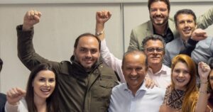 carlos-bolsonaro-se-desculpa-com-ana-campagnolo-apos-racha-no-pl-de-sc