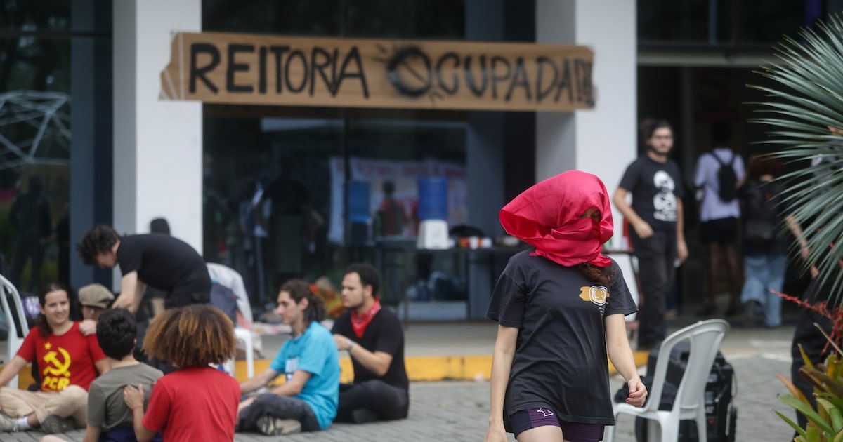 usp-nao-descarta-acionar-justica-para-retomar-predio-invadido,-mas-acredita-em-desmobilizacao