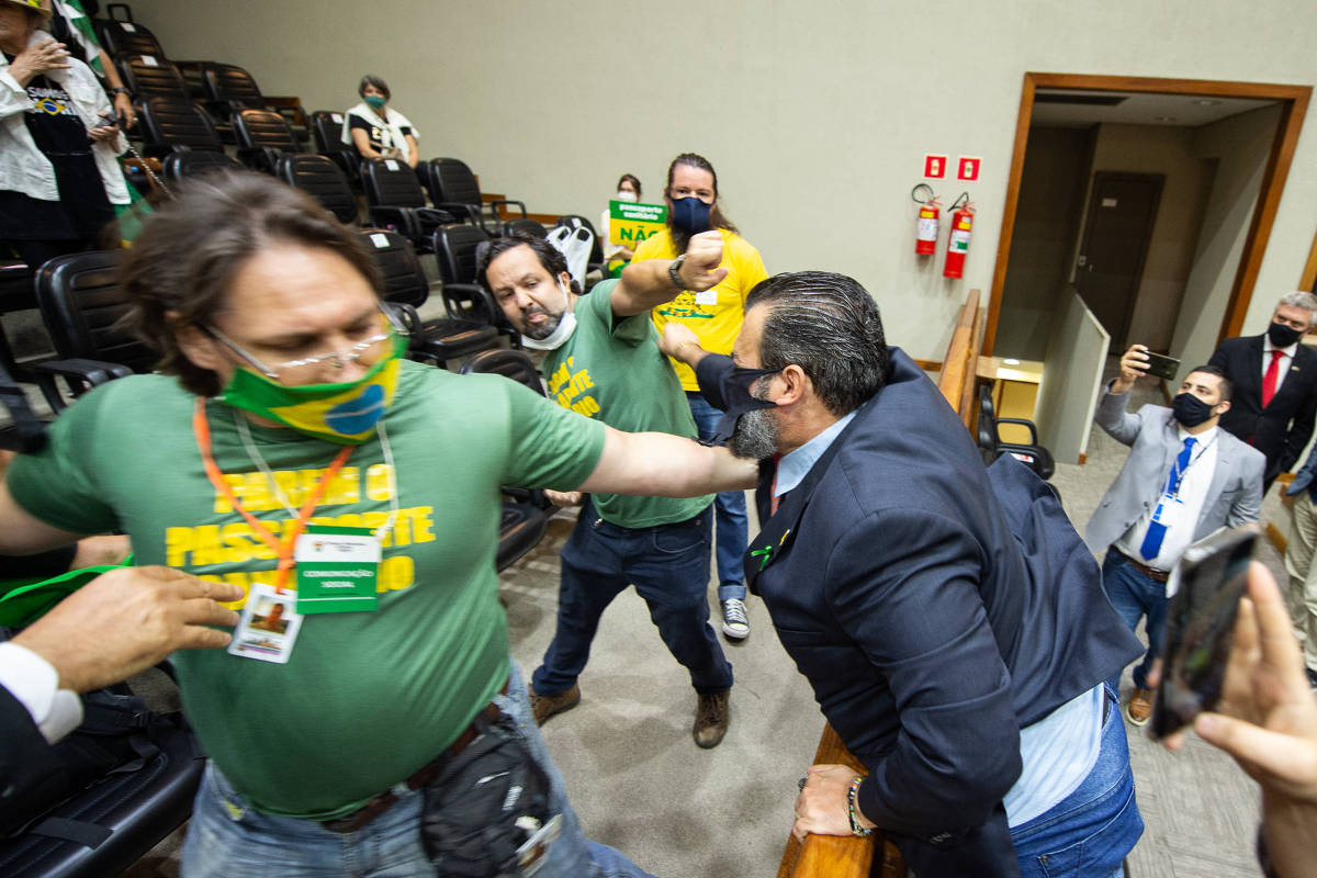 como-lealdade-politica-a-bolsonaro-afastou-brasileiros-da-vacina-contra-a-covid