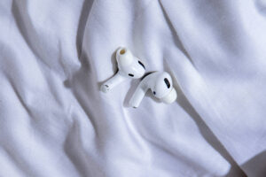 posso-usar-fone-de-ouvido-ao-dormir?-dispositivo-retem-umidade,-mas-uso-no-geral-e-seguro