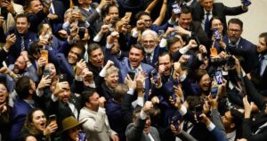 52%-dos-brasileiros-sao-contra-reduzir-penas-de-condenados-no-8-de-janeiro,-diz-genial/quaest