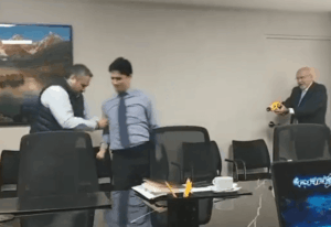 prefeito-usa-arma-de-choque-contra-seu-assessor-no-peru