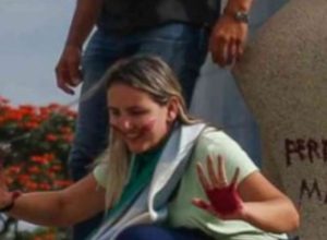 stf-condena-a-14-anos-de-prisao-cabelereira-que-pichou-‘perdeu,-mane’-em-estatua-com-batom