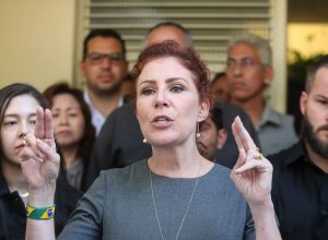 carla-zambelli-diz-ser-‘exilada-politica’-na-italia-e-agradece-apoio-de-flavio-bolsonaro