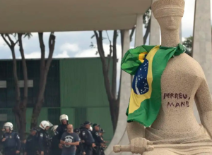 dino-diz-que-estatua-do-stf-‘so-nao-saiu-correndo-porque-nao-pode’