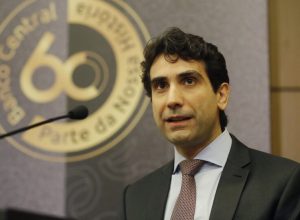 entre-gastanca-interna-e-tarifacos,-copom-escolhe-a-prudencia