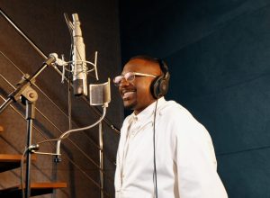 mumuzinho-canta-a-luz-de-arlindo-cruz-em-samba-inedito-de-prateado-e-picole