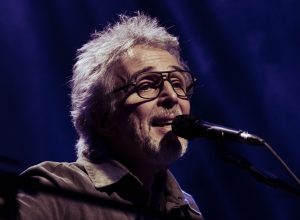 vitor-ramil-e-astronauta-lirico-que-vaga-entre-a-lagrima-e-a-metrica-da-poesia-de-leminski-no-show-‘mantra-concreto’