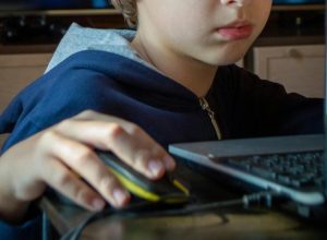 europa-da-passo-decisivo-pela-protecao-de-menores-na-internet