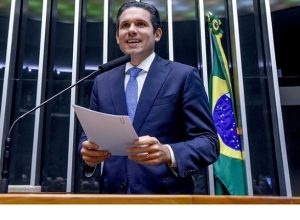 motta-diz-que-eduardo-bolsonaro-nao-podera-exercer-mandato-fora-do-pais:-“nao-ha-previsibilidade”