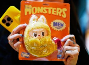 ladroes-levam-us$-7-mil-em-labubu-de-loja-na-california