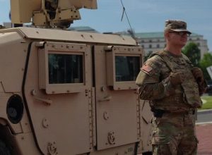 mais-de-100-pessoas-sao-presas-em-washington-apos-intervencao-federal-ordenada-por-trump