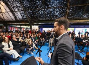 governador-eduardo-leite-canta-‘la-vie-en-rose’,-de-edith-piaf,-durante-festival-em-gramado
