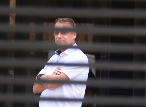 oracoes,-contatos-politicos-e-desanimo:-como-foi-o-primeiro-mes-de-prisao-domiciliar-de-bolsonaro