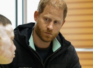 principe-harry-faz-visita-surpresa-na-ucrania-e-promete-ajudar-feridos-de-guerra