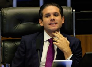 motta-barra-eduardo-bolsonaro-como-lider-da-minoria-e-abre-espaco-para-cassacao-por-faltas
