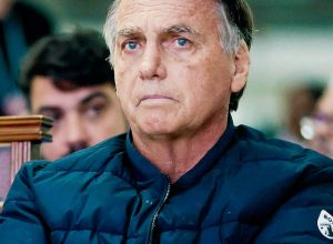 bolsonaro-volta-a-ter-crise-de-solucos-e-moraes-autoriza-atendimento-medico-em-casa