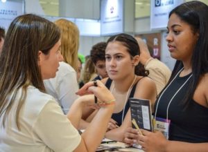 elas-a-frente:-mulheres-lideram-a-busca-por-estudos-no-exterior,-aponta-pesquisa