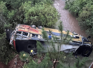 onibus-cai-de-ponte-e-deixa-nove-mortos-na-argentina-no-dia-das-eleicoes-legislativas