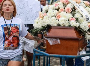 ultimos-corpos-de-pessoas-assassinadas-em-operacao-no-rio-deixam-o-iml