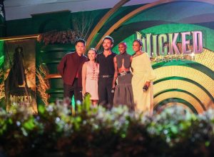 ‘wicked:-parte-2’:-cynthia-erivo-e-jonathan-bailey-animam-fas-em-evento-no-brasil-e-ariana-grande-pede-desculpa-em-video