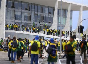 a-mentira-como-instrumento-de-poder:-licoes-para-o-brasil