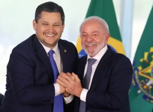 aceno-politico:-davi-alcolumbre-elogia-lula-em-evento-apos-dias-de-tensao