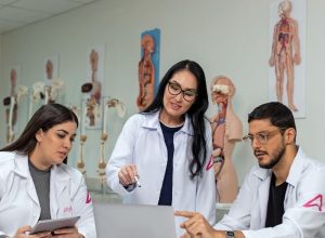 com-tecnologia-e-inovacao,-afya-forma-medicos-para-liderar-a-transformacao-da-saude