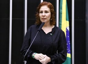 moraes-envia-ao-ministerio-da-justica-dados-sobre-onde-zambelli-cumprira-pena-se-for-extraditada