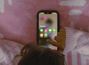 ferias…-e-seu-filho-nao-sai-do-celular?-3-pontos-para-ficar-de-olho-(e-nao-e-so-tempo-de-tela)