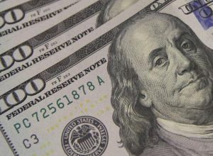 dolar-cai-apos-trump-ameacar-europa-por-disputa-pela-groenlandia