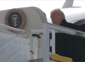 apos-problema-em-aviao,-trump-chega-a-davos-para-discursar-no-forum-economico-mundial