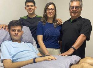 jovem-de-ms-com-lesao-medular-fora-do-limite-de-pesquisa-recebe-polilamina-e-diz-estar-reagindo