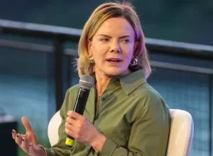 em-dia-de-decisao-da-selic,-gleisi-pede-“sensibilidade”-ao-copom-e-critica-taxa-de-juros